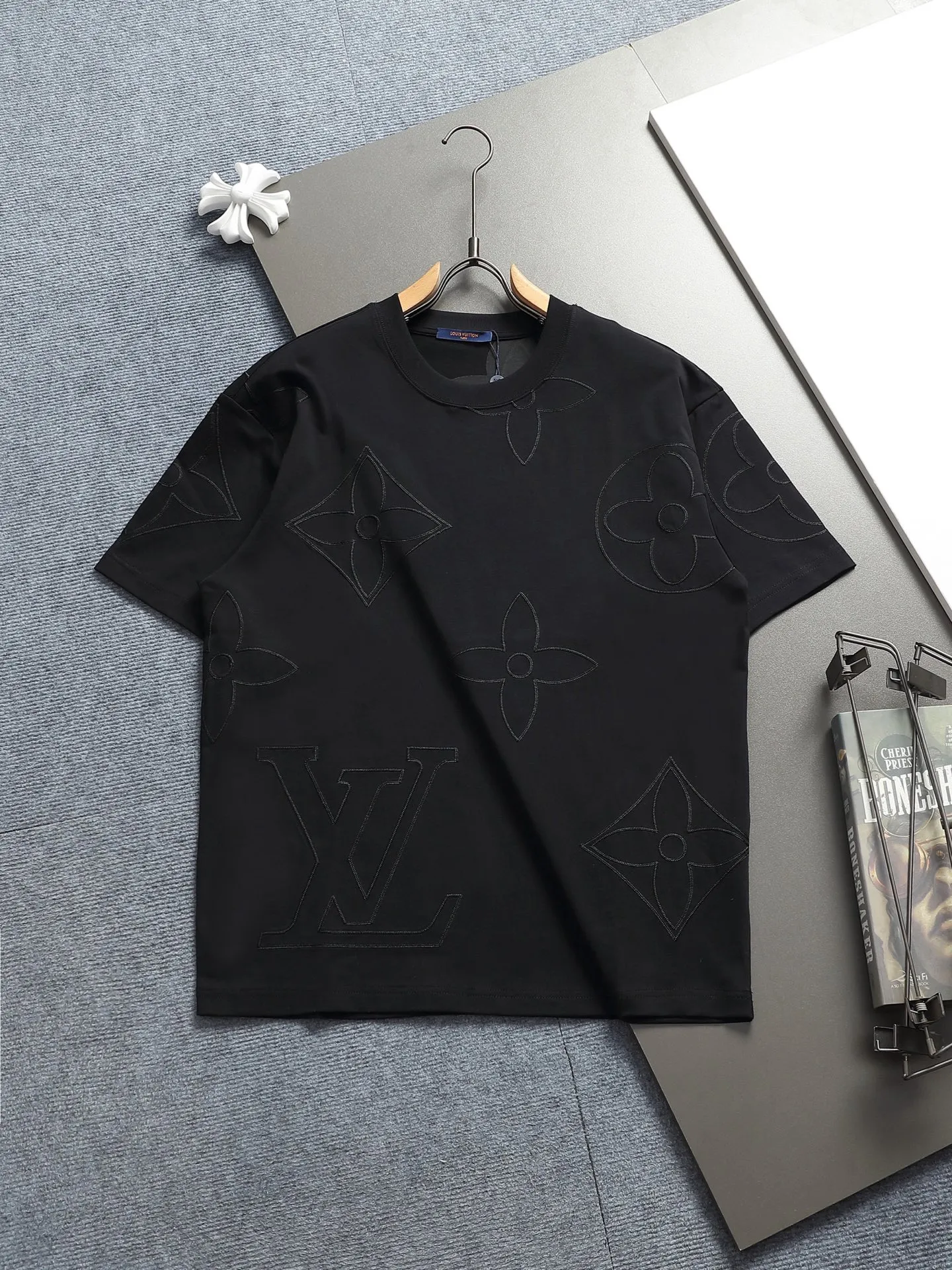 🅿️220 Louis Vuitton/Louis Vuitton The large logo is exquisitely upgraded, inspired by the retro embroidery of the 1980s. The original fabric is the same as the official short-sleeved T-shirt 320 grams. The fabric is dyed in the same vat. It feels very comfortable. The latest brick cabinet synchronization for spring and summer. Fashionable and personalized. Super versatile and good-looking. Very suitable for both men and women. A must-have for everyone. Hang tag. Collar label. Washed wheat. Three labels are complete. Color: black white. Size: S M L XL